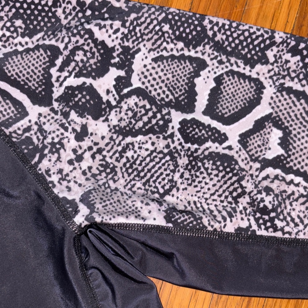 Tatami Men's Black and Gray Rash Guard with Snake Print Sleeves - Picture 4 of 6